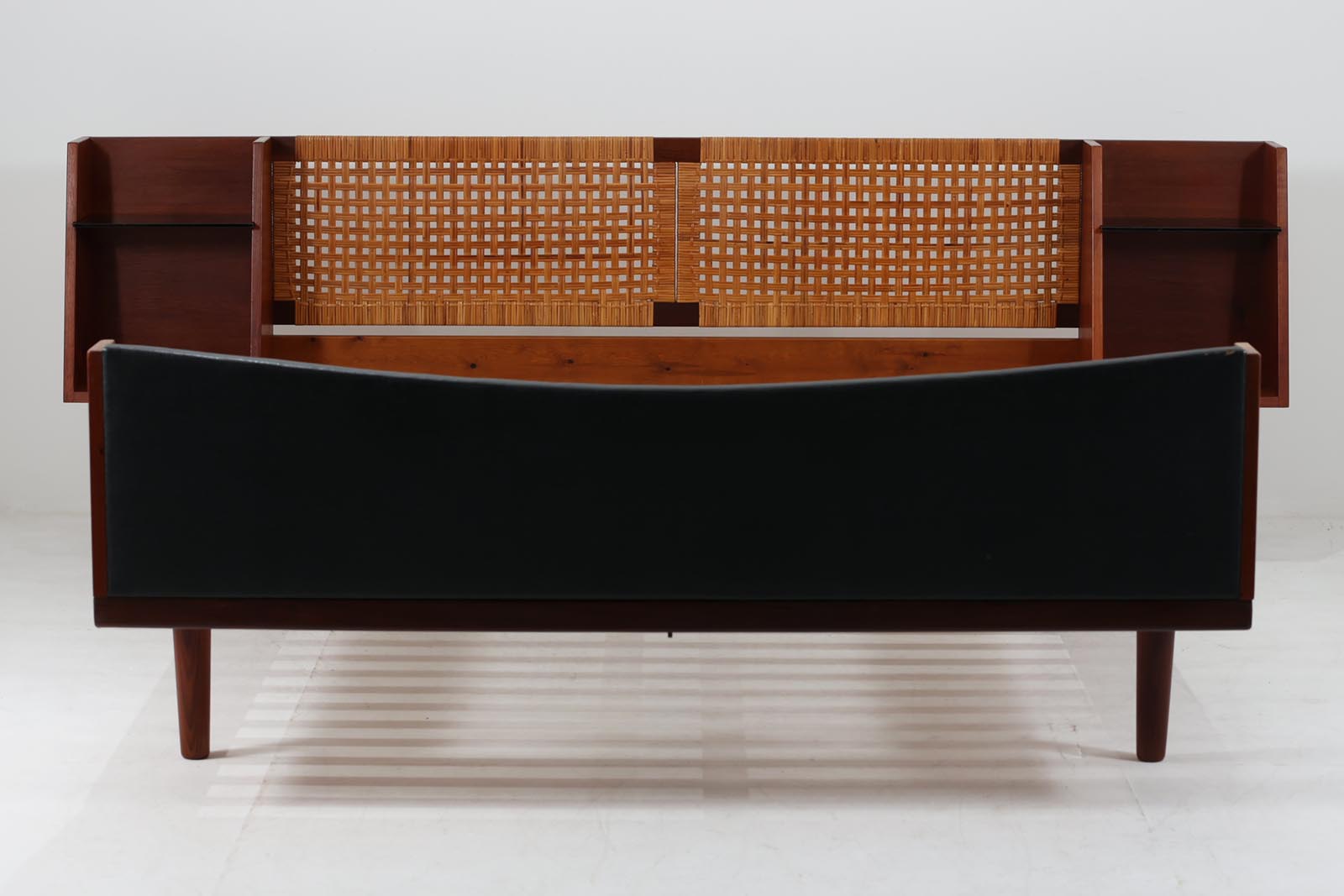 北欧より買い付けたGETAmA社製ベッドフレームです。マットレスは付属しません。チーク材と籐の組み合わせが非常に美しいデザインです。