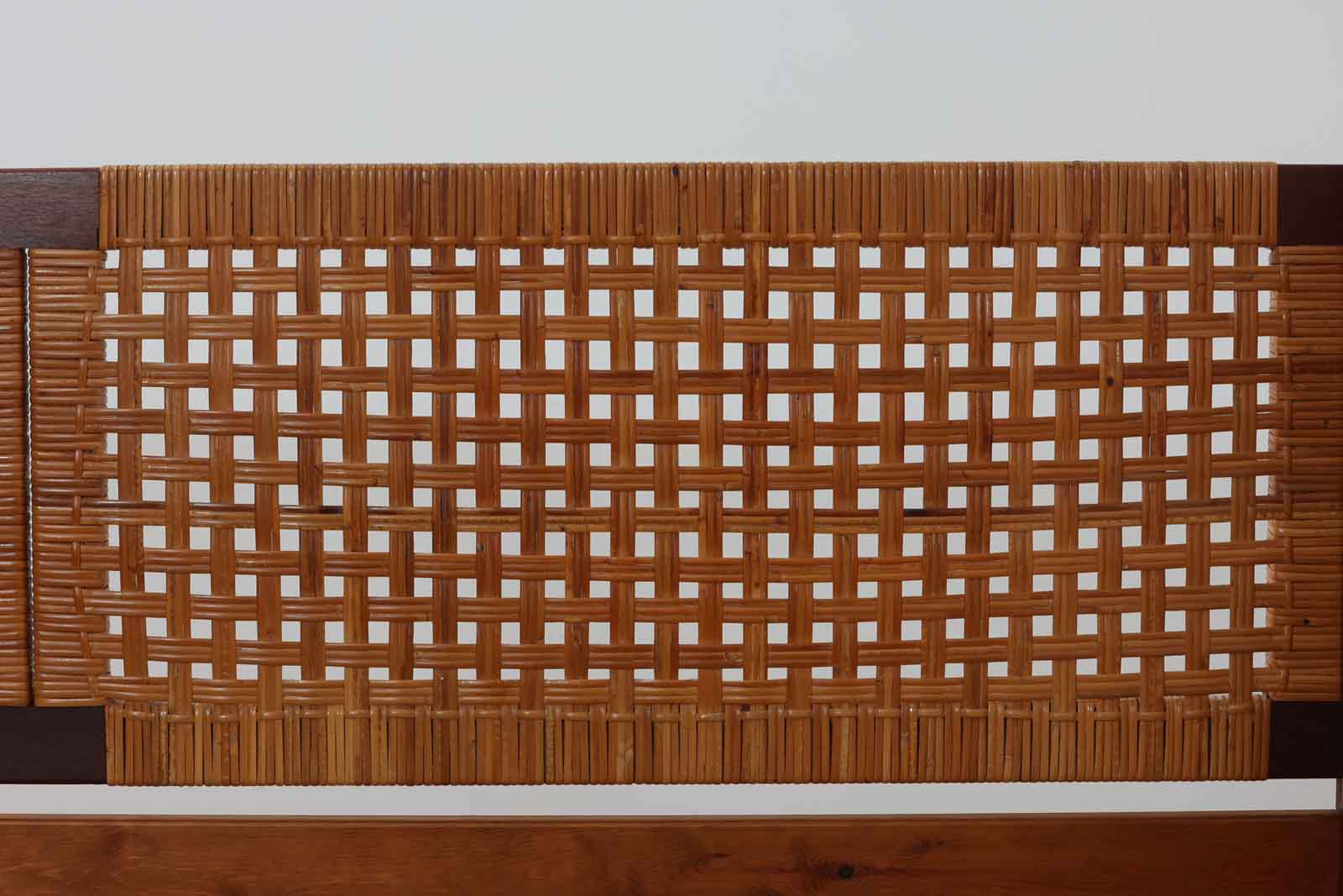 北欧より買い付けたGETAmA社製ベッドフレームです。マットレスは付属しません。チーク材と籐の組み合わせが非常に美しいデザインです。