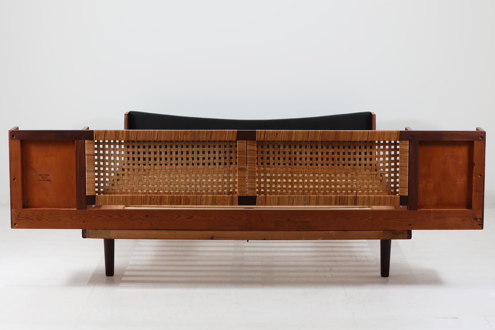 北欧より買い付けたGETAmA社製ベッドフレームです。マットレスは付属しません。チーク材と籐の組み合わせが非常に美しいデザインです。