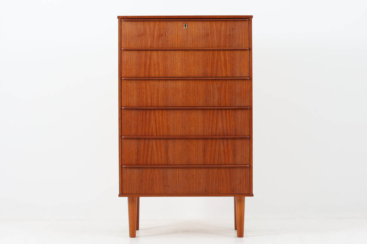 北欧より買い付けた6段チェストです。本体には木目が綺麗に揃った良質なチーク材が使用されています。北欧家具らしい取手が素敵です。6段ですが、幅が約63cmと小ぶりなためスッキリとした印象を受けます。