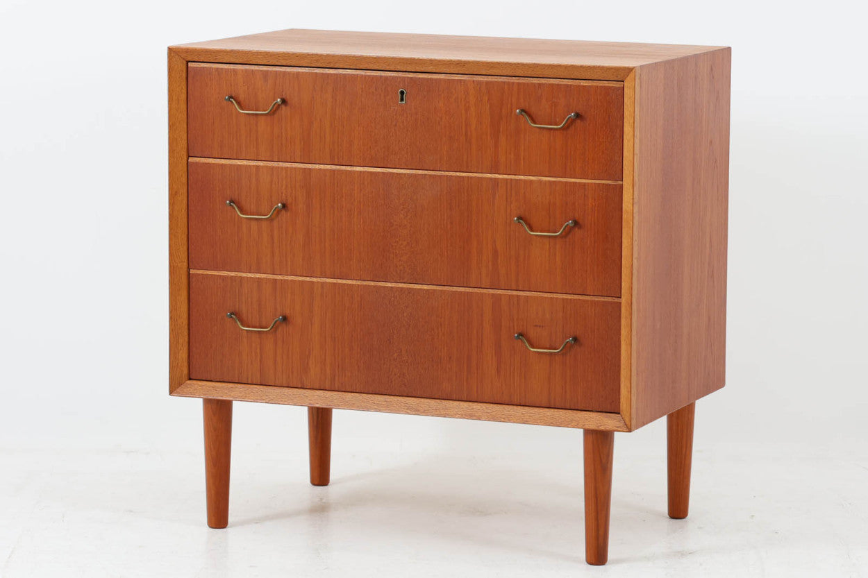 デンマークより買い付けた3段チェストです。小ぶりで可愛らしいデザインです。本体には良質なチーク材が使用されており、縁には削り出されたオーク材がジョイントされています。真鍮の取手もお洒落です。