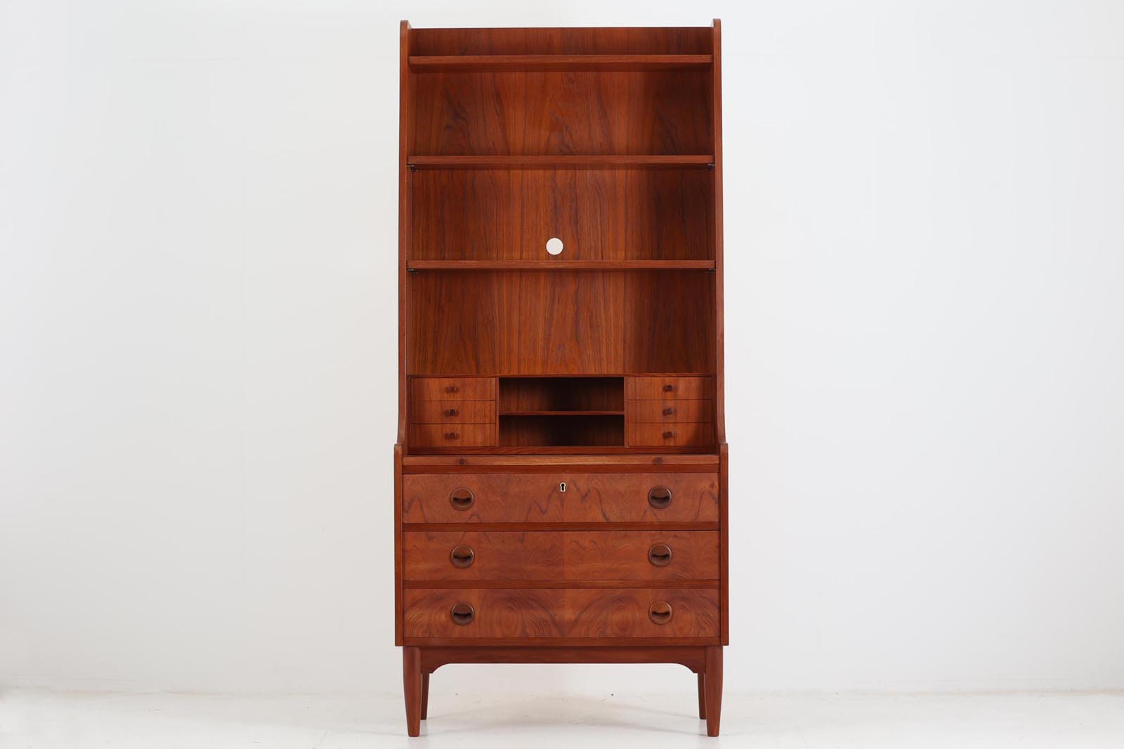 デンマーク製のディスプレイシェルフです。中央に小引き出しがあり使い勝手が良さそうです。本体には良質なチーク材が使用されており綺麗な木目が特徴的です。