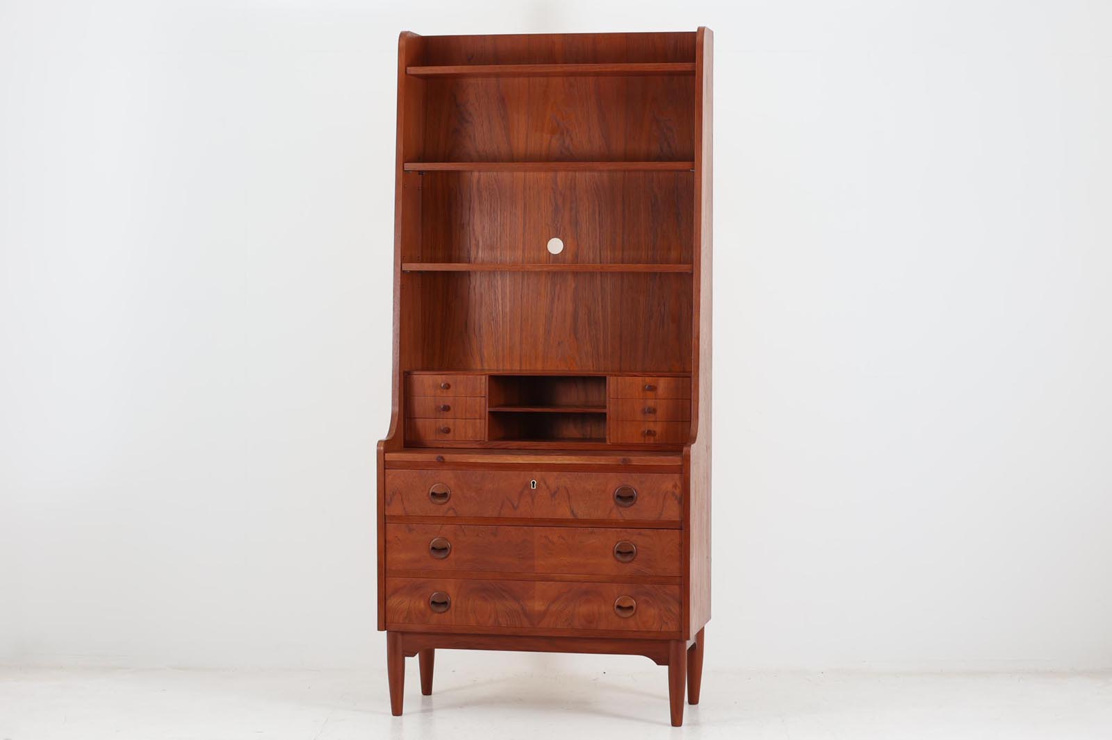 デンマーク製のディスプレイシェルフです。中央に小引き出しがあり使い勝手が良さそうです。本体には良質なチーク材が使用されており綺麗な木目が特徴的です。