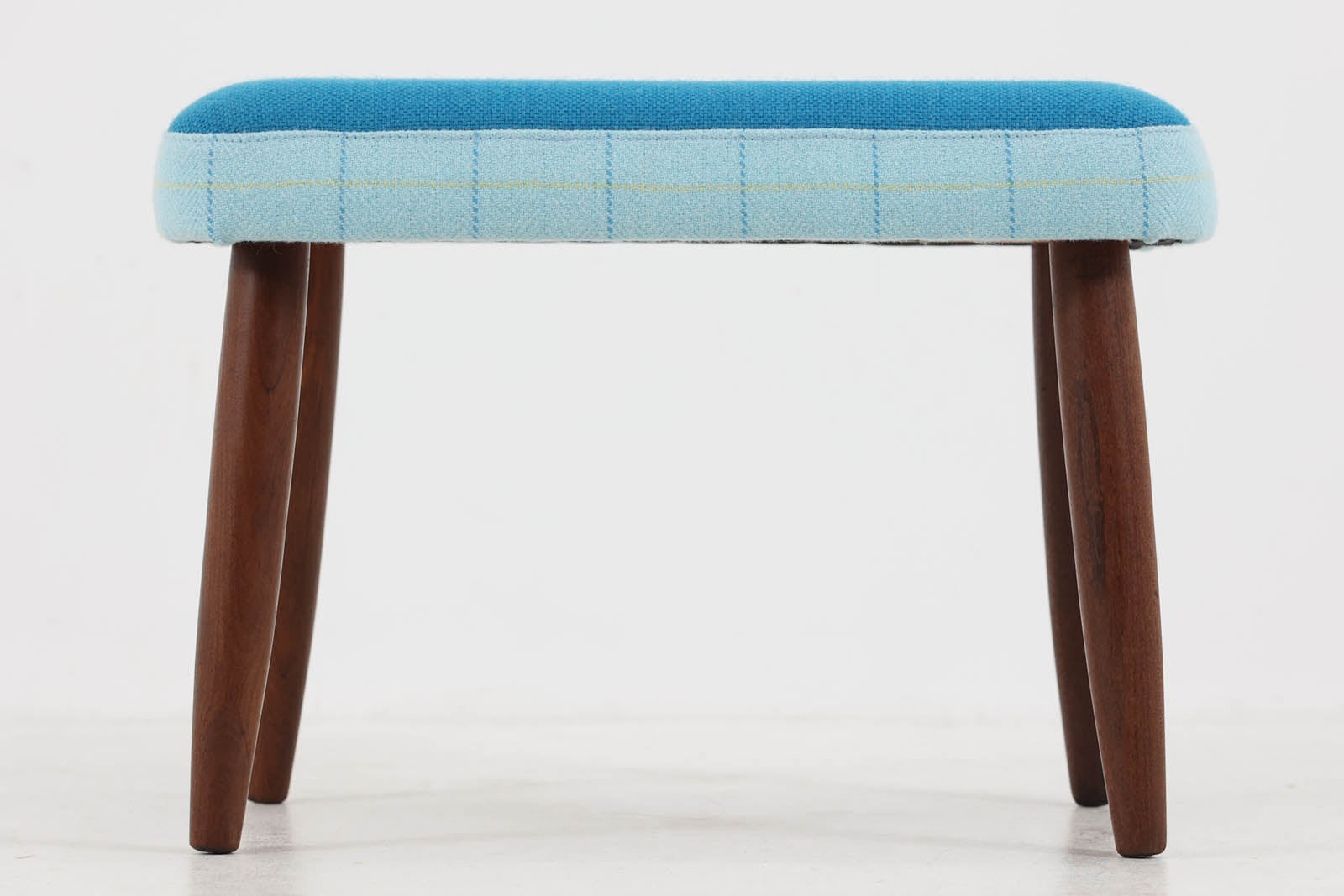 デンマークより買い付けました。シンプルなデザインのスツールです。明るい色味の座面とすっきりとした脚がかわいらしい雰囲気です。