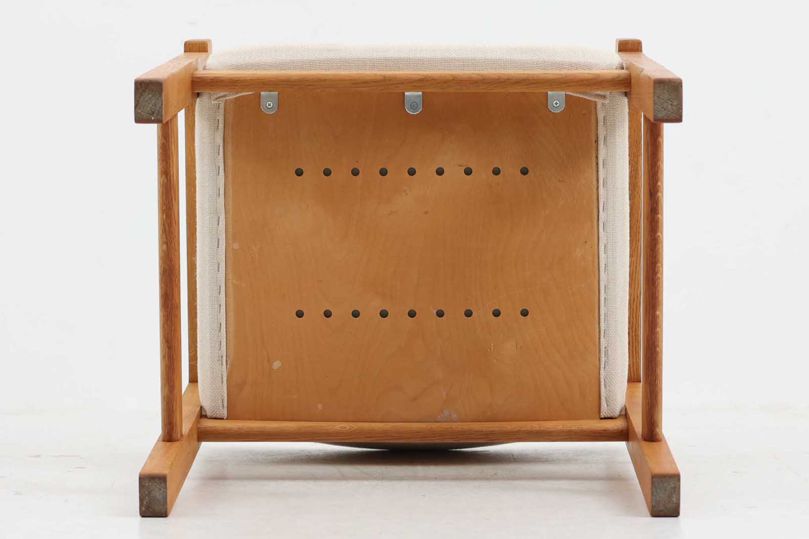 デンマークより買い付けたウェグナーデザインによるチェアです。お子様の使用にも耐えれる堅牢でしっかりとした造りです。良質なオーク材が使用されており飽きの来ないデザインです。