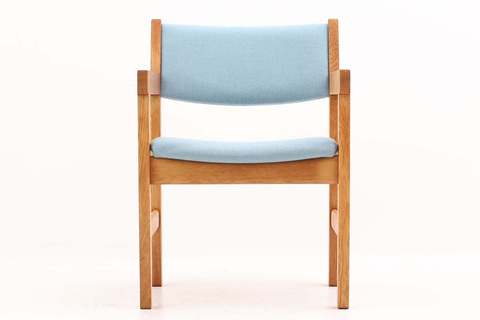 デンマークより買い付けたウェグナーデザインによるチェアです。お子様の使用にも耐えれる堅牢でしっかりとした造りです。良質なオーク材が使用されており飽きの来ないデザインです。