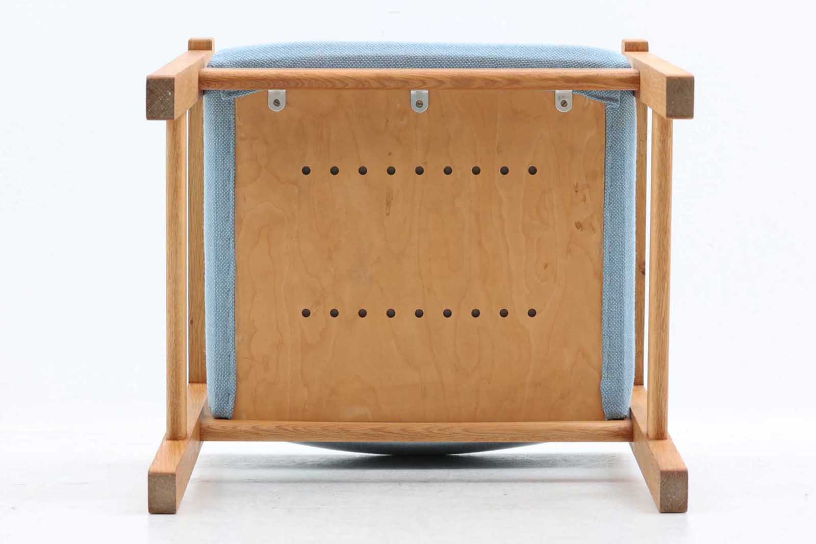 デンマークより買い付けたウェグナーデザインによるチェアです。お子様の使用にも耐えれる堅牢でしっかりとした造りです。良質なオーク材が使用されており飽きの来ないデザインです。