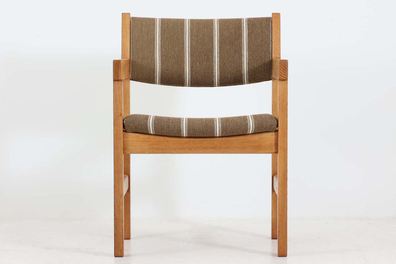 デンマークより買い付けたウェグナーデザインによるチェアです。お子様の使用にも耐えれる堅牢でしっかりとした造りです。良質なオーク材が使用されており飽きの来ないデザインです。デンマーク製のデッドストック生地にて張替を行いました。