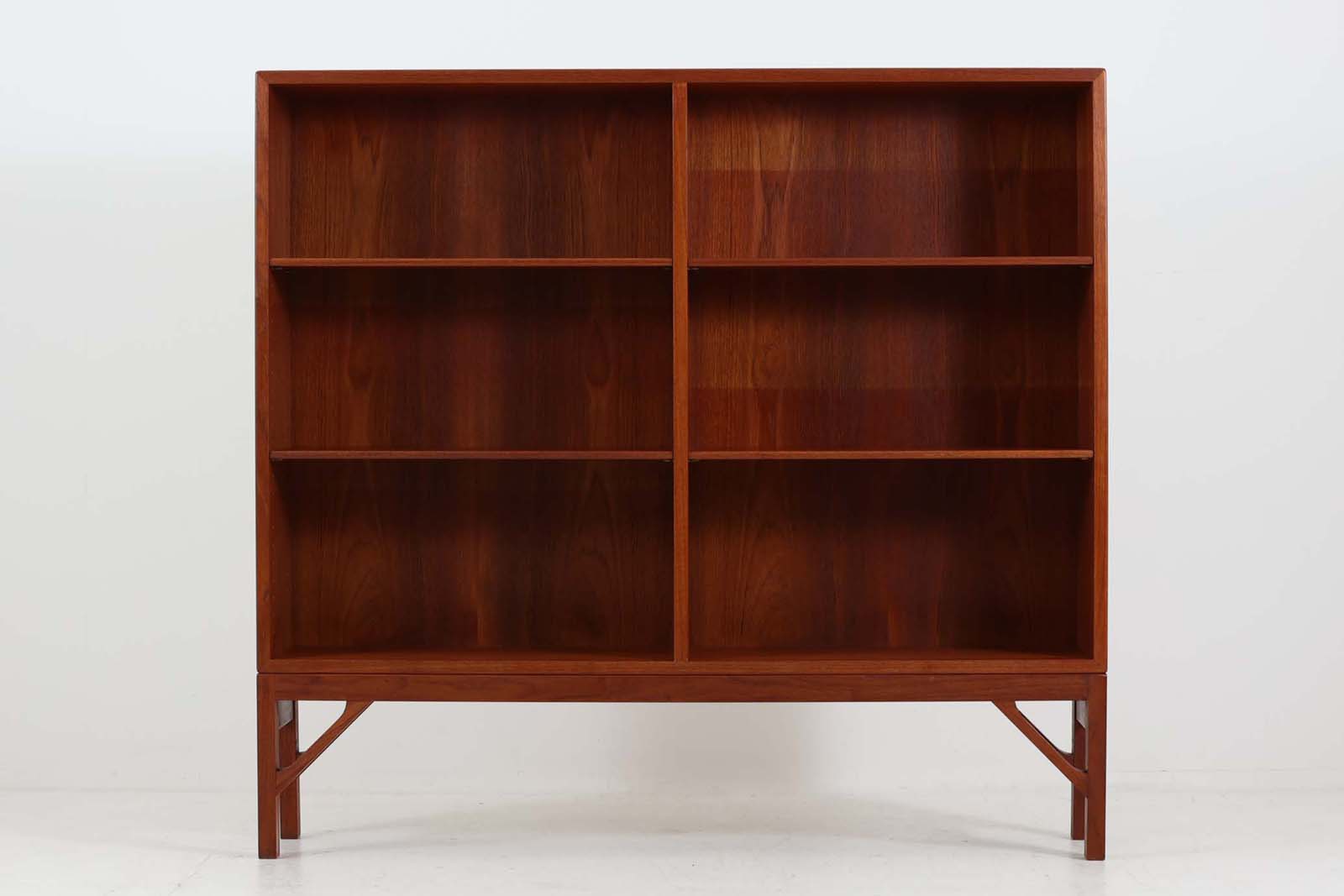 Borgemogensen(ボーエ・モーエンセン)によってデザインされたブックシェルフです。一見シンプルなフォルムですが、脚部がデザインポイントになっています。良質なチーク材が使用されており、FDB社によって細かい所まで丁寧に作成されています。使い勝手の良いサイズだと思います。本体、脚両方にチーク材が使用された希少なモデルです。