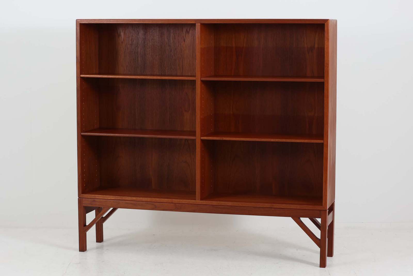 Borgemogensen(ボーエ・モーエンセン)によってデザインされたブックシェルフです。一見シンプルなフォルムですが、脚部がデザインポイントになっています。良質なチーク材が使用されており、FDB社によって細かい所まで丁寧に作成されています。使い勝手の良いサイズだと思います。本体、脚両方にチーク材が使用された希少なモデルです。