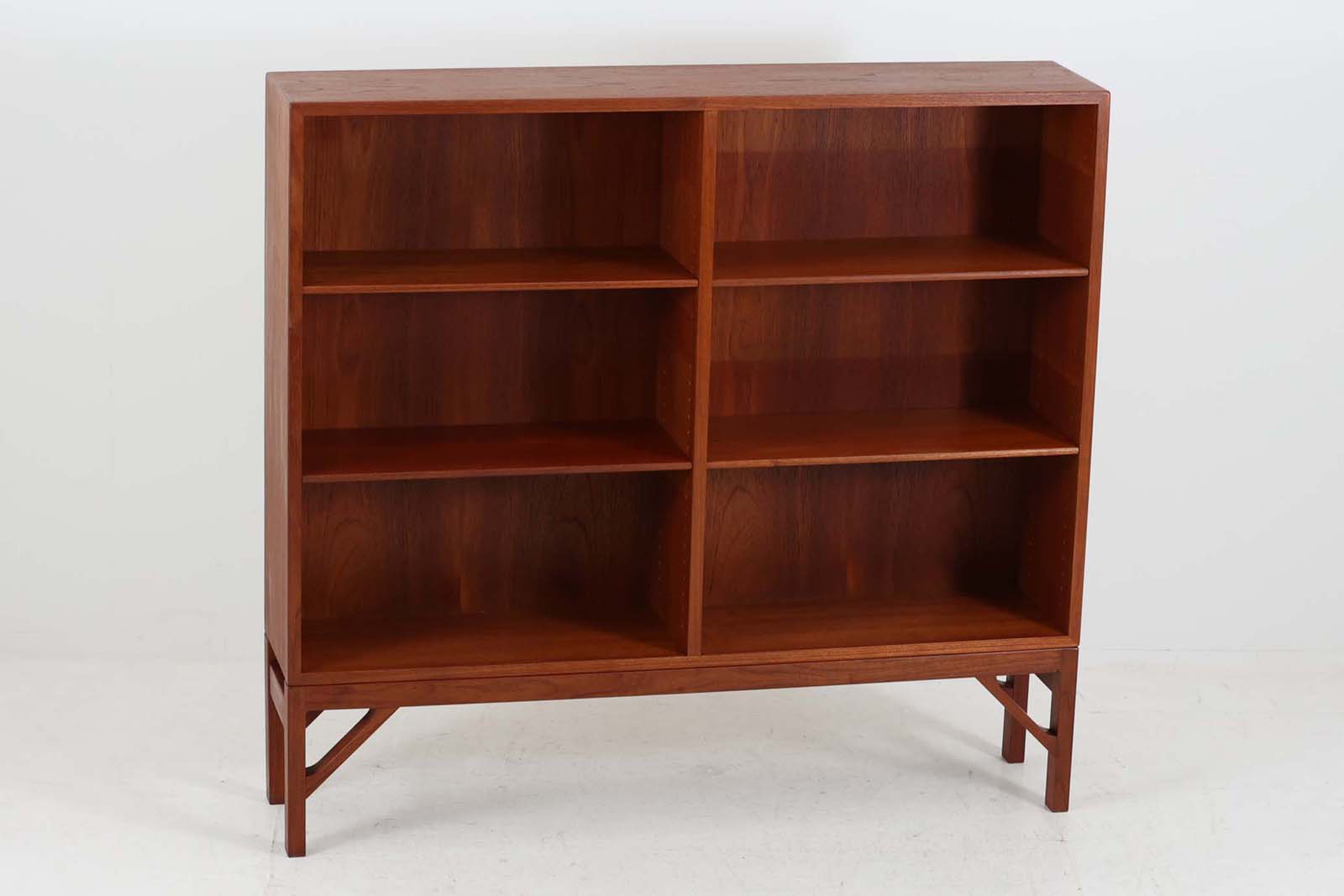 Borgemogensen(ボーエ・モーエンセン)によってデザインされたブックシェルフです。一見シンプルなフォルムですが、脚部がデザインポイントになっています。良質なチーク材が使用されており、FDB社によって細かい所まで丁寧に作成されています。使い勝手の良いサイズだと思います。本体、脚両方にチーク材が使用された希少なモデルです。
