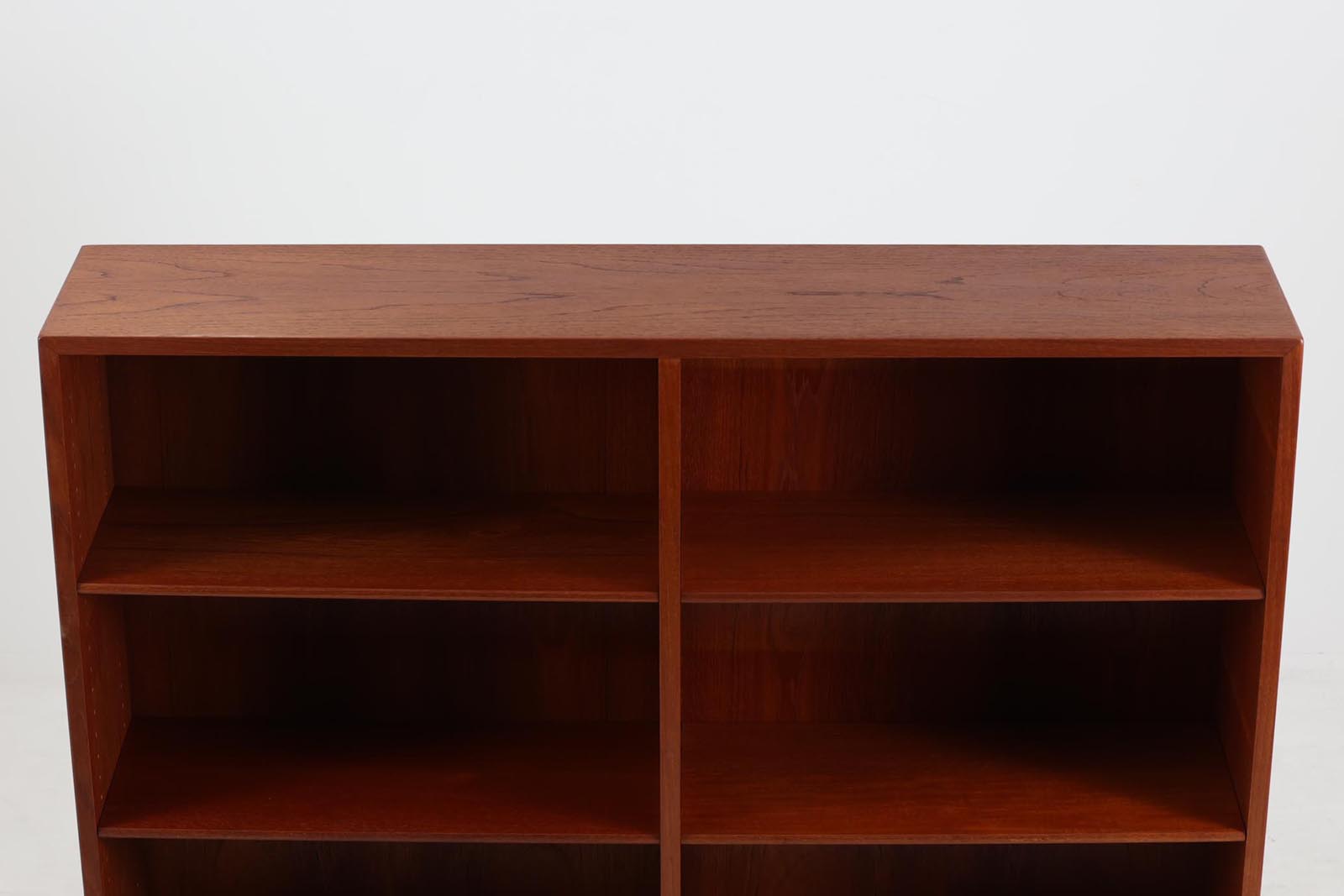 Borgemogensen(ボーエ・モーエンセン)によってデザインされたブックシェルフです。一見シンプルなフォルムですが、脚部がデザインポイントになっています。良質なチーク材が使用されており、FDB社によって細かい所まで丁寧に作成されています。使い勝手の良いサイズだと思います。本体、脚両方にチーク材が使用された希少なモデルです。