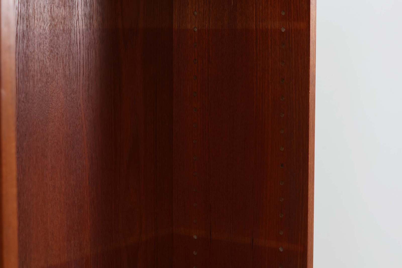 Borgemogensen(ボーエ・モーエンセン)によってデザインされたブックシェルフです。一見シンプルなフォルムですが、脚部がデザインポイントになっています。良質なチーク材が使用されており、FDB社によって細かい所まで丁寧に作成されています。使い勝手の良いサイズだと思います。本体、脚両方にチーク材が使用された希少なモデルです。