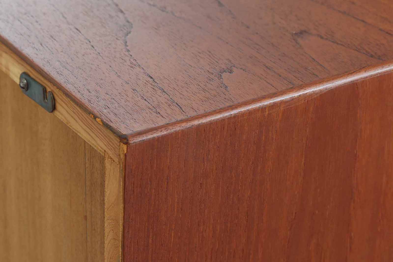 Borgemogensen(ボーエ・モーエンセン)によってデザインされたブックシェルフです。一見シンプルなフォルムですが、脚部がデザインポイントになっています。良質なチーク材が使用されており、FDB社によって細かい所まで丁寧に作成されています。使い勝手の良いサイズだと思います。本体、脚両方にチーク材が使用された希少なモデルです。