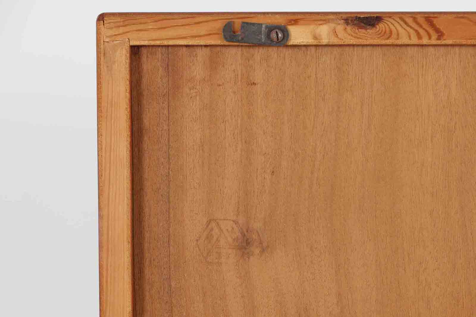 Borgemogensen(ボーエ・モーエンセン)によってデザインされたブックシェルフです。一見シンプルなフォルムですが、脚部がデザインポイントになっています。良質なチーク材が使用されており、FDB社によって細かい所まで丁寧に作成されています。使い勝手の良いサイズだと思います。本体、脚両方にチーク材が使用された希少なモデルです。