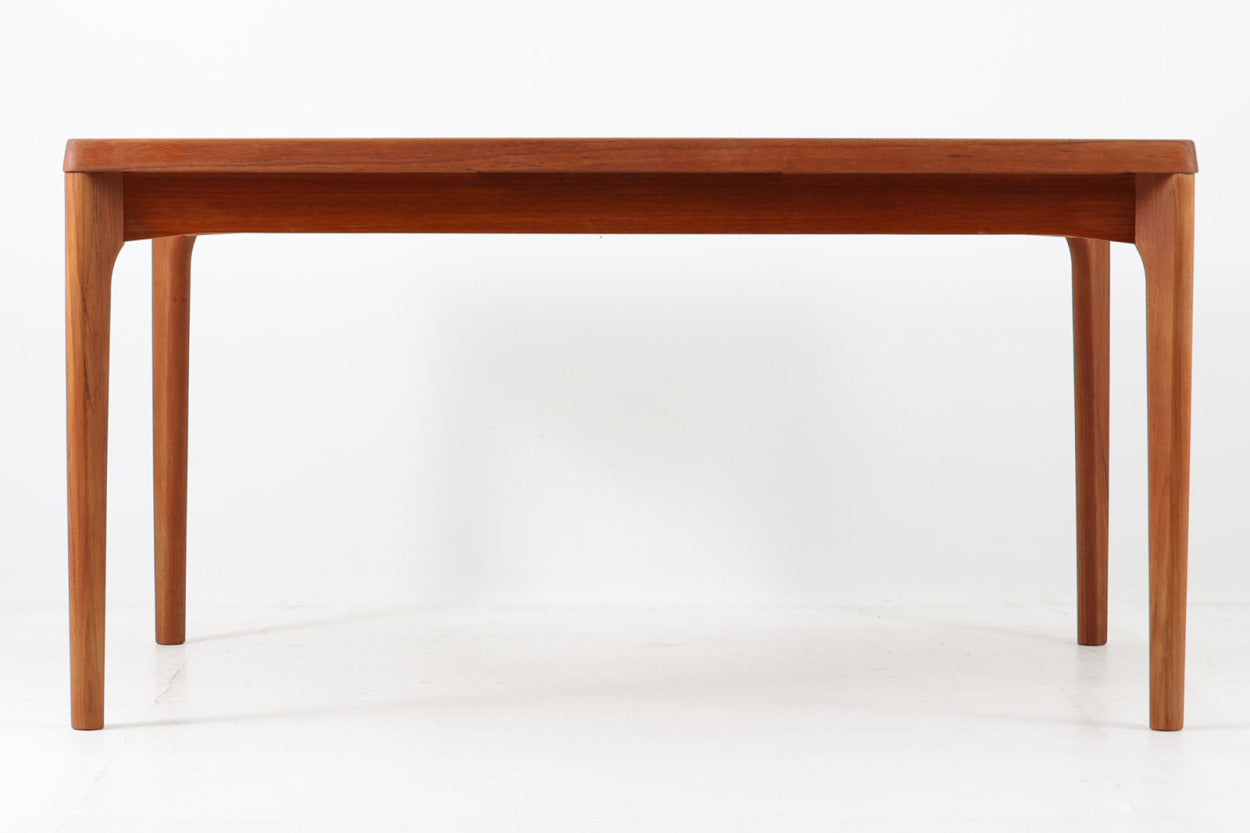 拡張板は天板内部に収納されており、収納時は見えない形になっています。そのため天板の縁は厚めに作成されています。良質なチーク材が使用されています。HenningKjaerulfの代表的な作品です。