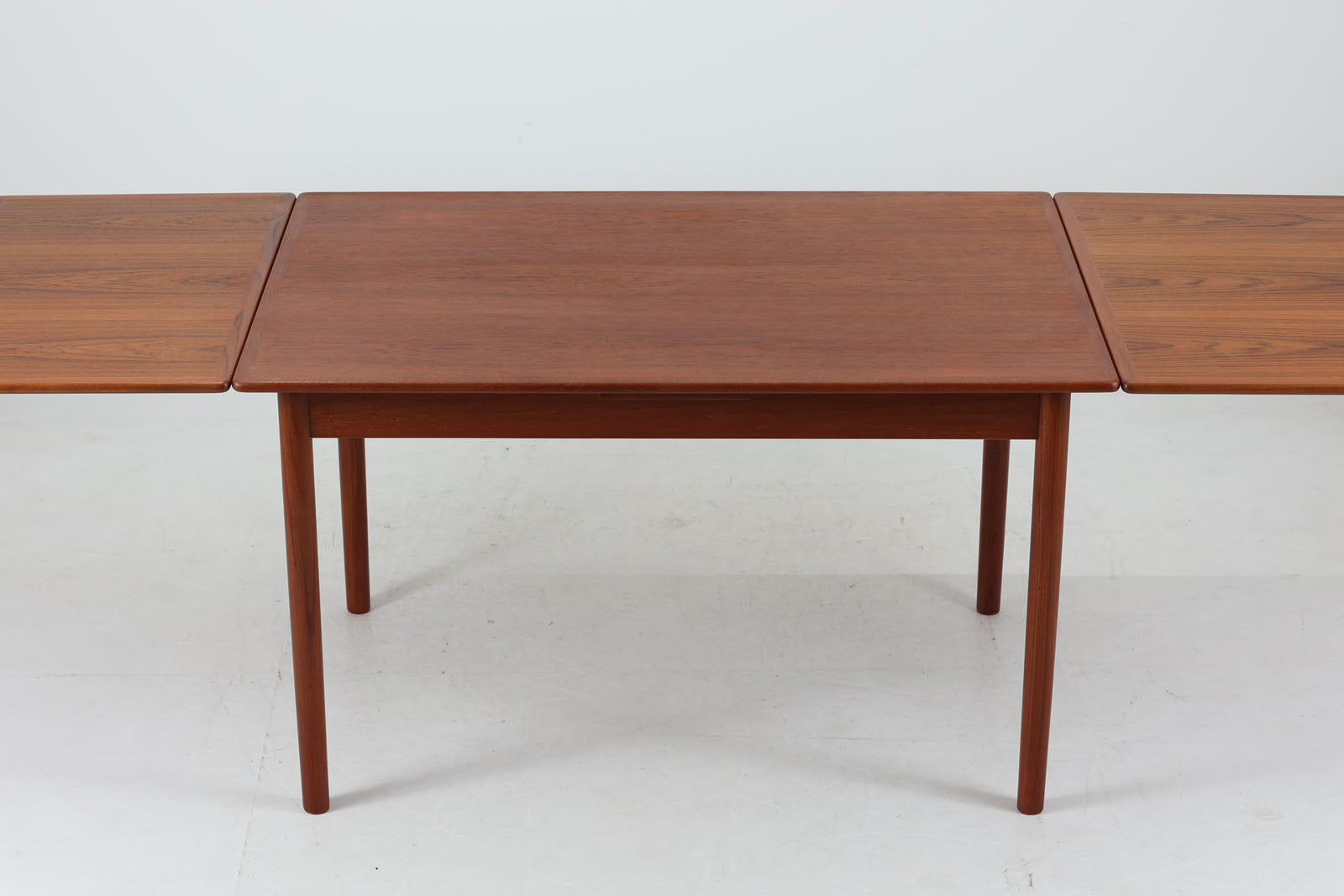 北欧より買い付けたエクステンションダイニングテーブルです。良質なチーク材の綺麗な木目が綺麗です。使用目的によって、さっと天板を広げる事が出来ますので、大変便利です。片方だけ拡張板を広げて使用可能です。