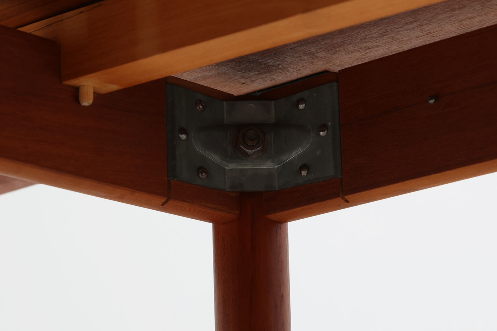 北欧より買い付けたエクステンションダイニングテーブルです。良質なチーク材の綺麗な木目が綺麗です。使用目的によって、さっと天板を広げる事が出来ますので、大変便利です。片方だけ拡張板を広げて使用可能です。