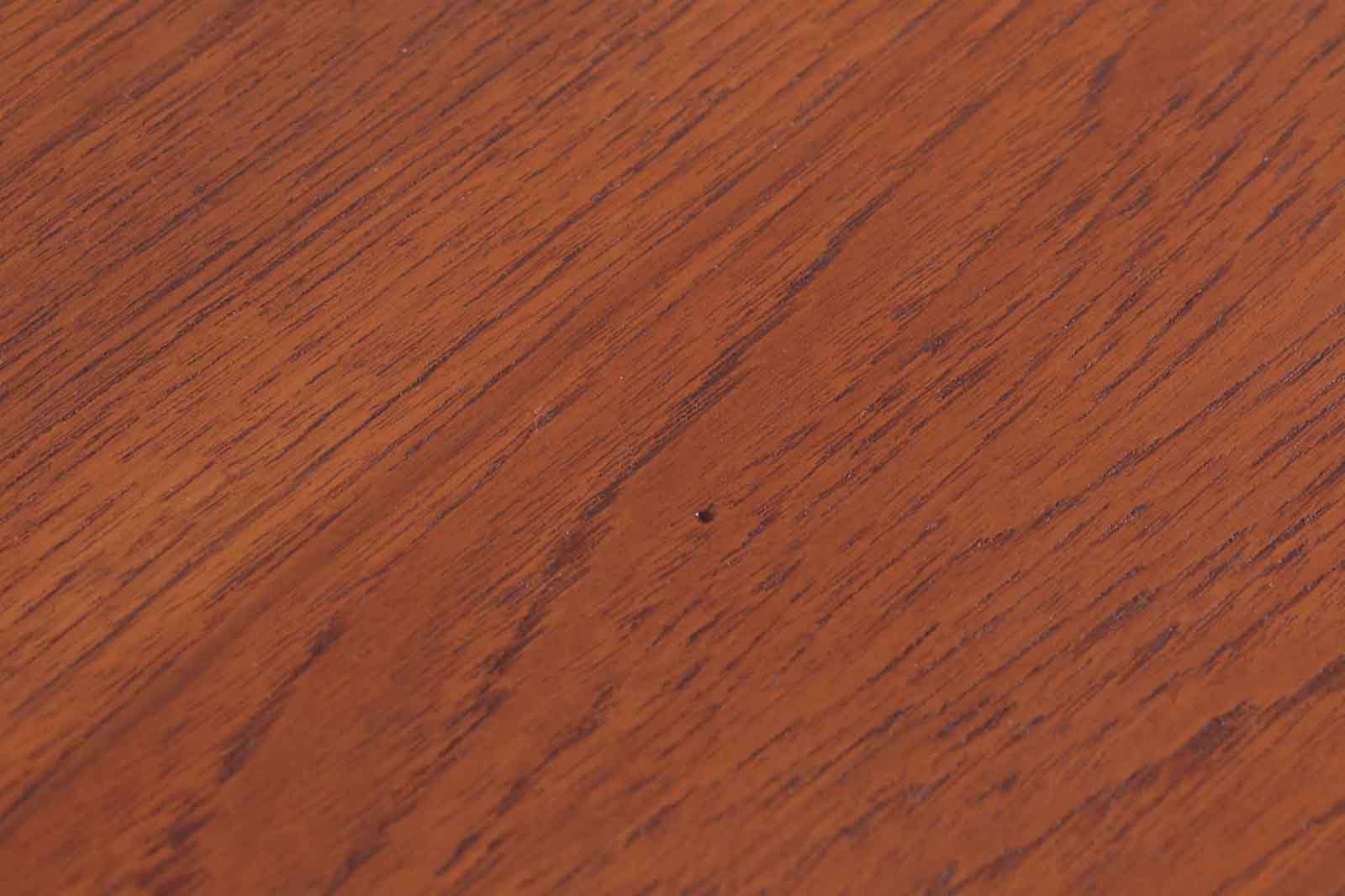 チーク材が贅沢に使用されたキッチンキャビネットです。上段はカトラリーが入れやすそうな引き出しが3杯あり扉内部のスペースは食器をおける十分な広さのスペースがあり、使い勝手が良さそうです。