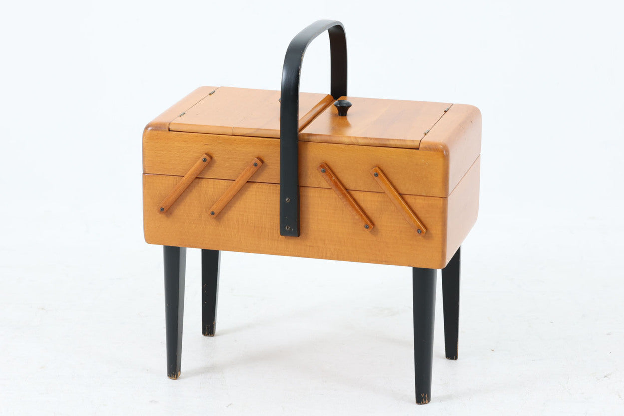 北欧より買い付けたソーイングボックスです。ブラックペイントとナチュラルなビーチ材の組み合わせがスウェーデン家具ならではのデザインです。