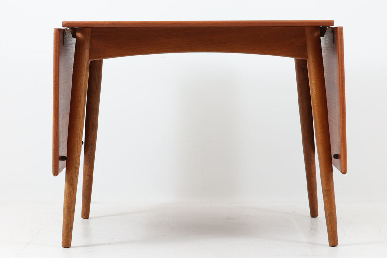 北欧より買い付けました。ハンス・ウェーグナーによってデザインされた「AT313」です。ウェグナーを代表するバタフライテーブルです。オーク無垢材が使用されたハの字の脚がすっきりとした印象を受けます。用途に合わせて天板を拡張出来使い勝手も良好です。
