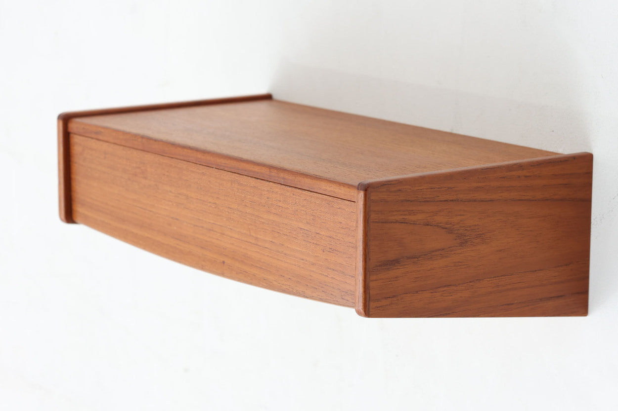 北欧より買い付けた壁掛けシェルフです。壁面を可愛く演出してくれそうです。良質なチーク材が使用されています。