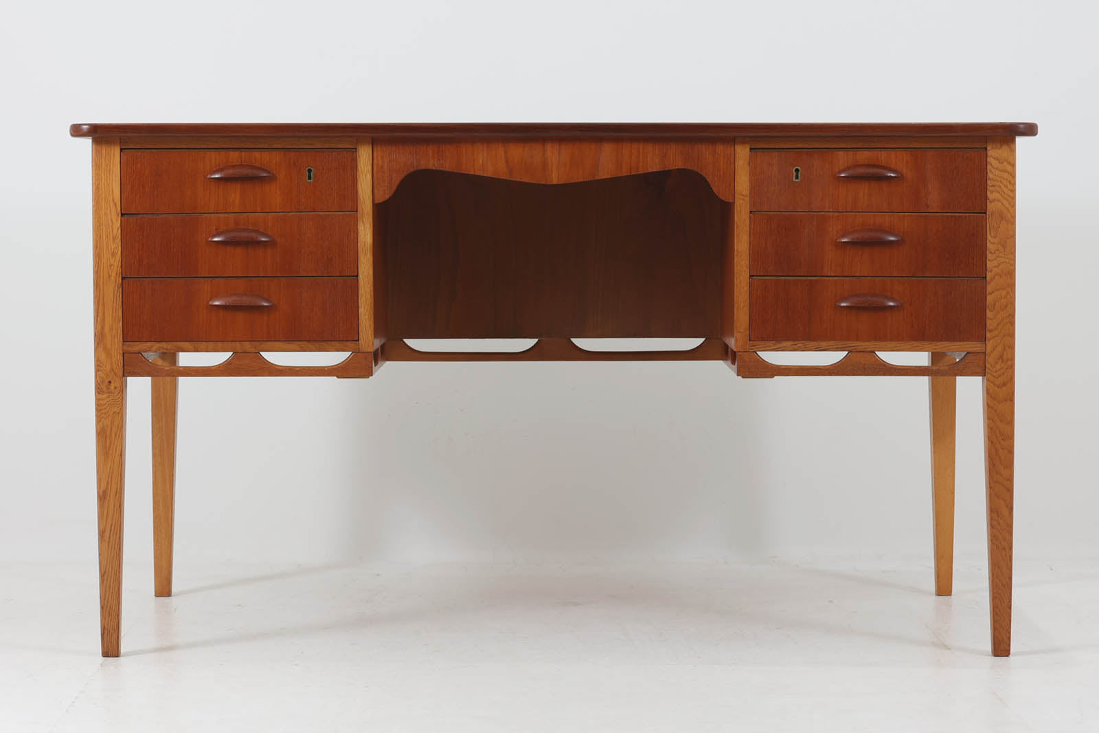 デンマークより買い付けた両袖デスクです。チーク材とオーク材の組み合わせが素敵なデザインです。背面にも収納部があるため、お部屋の真ん中に置いてもご使用いただけます。