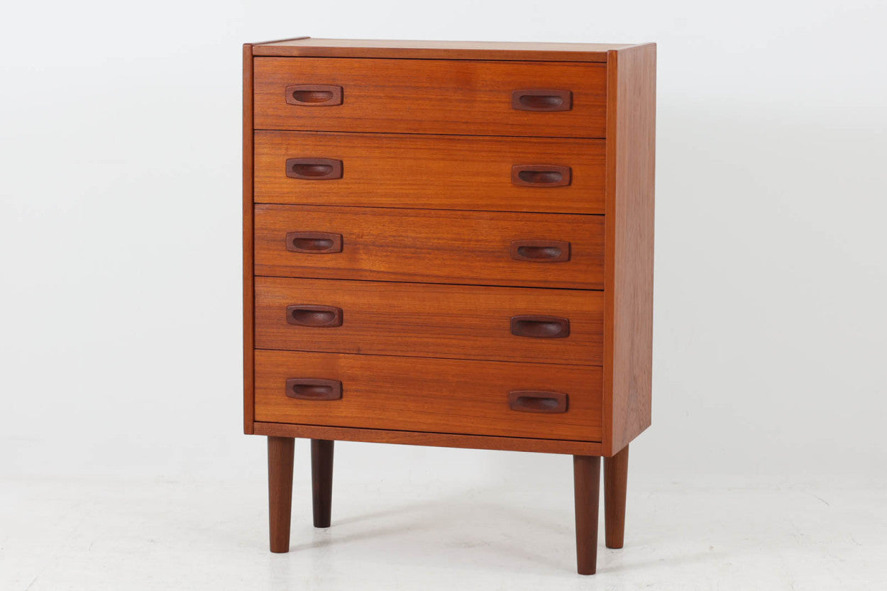 北欧より買い付けた5段チェストです。良質なチーク材が使用されており、暖かみを感じる事が出来るシンプルなデザインです。