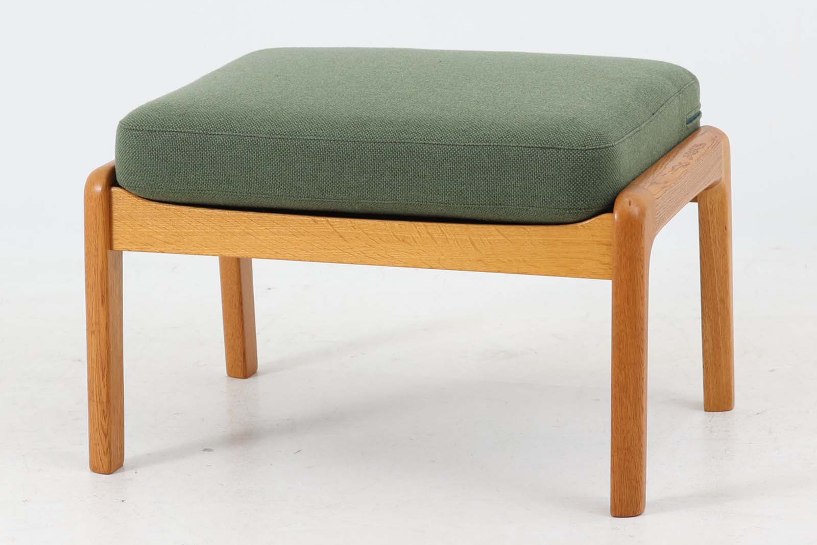 OleWanscherデザインのオットマンです。本体にはオーク材が使用されています。デンマークでmodel169のハイバックの1Pソファと一緒に使用されていました。1PソファにCADO社のロゴがございましたが、こちらのはオットマンにはロゴは元々ございませんのでご了承ください。（1Pソファは別売りです。）