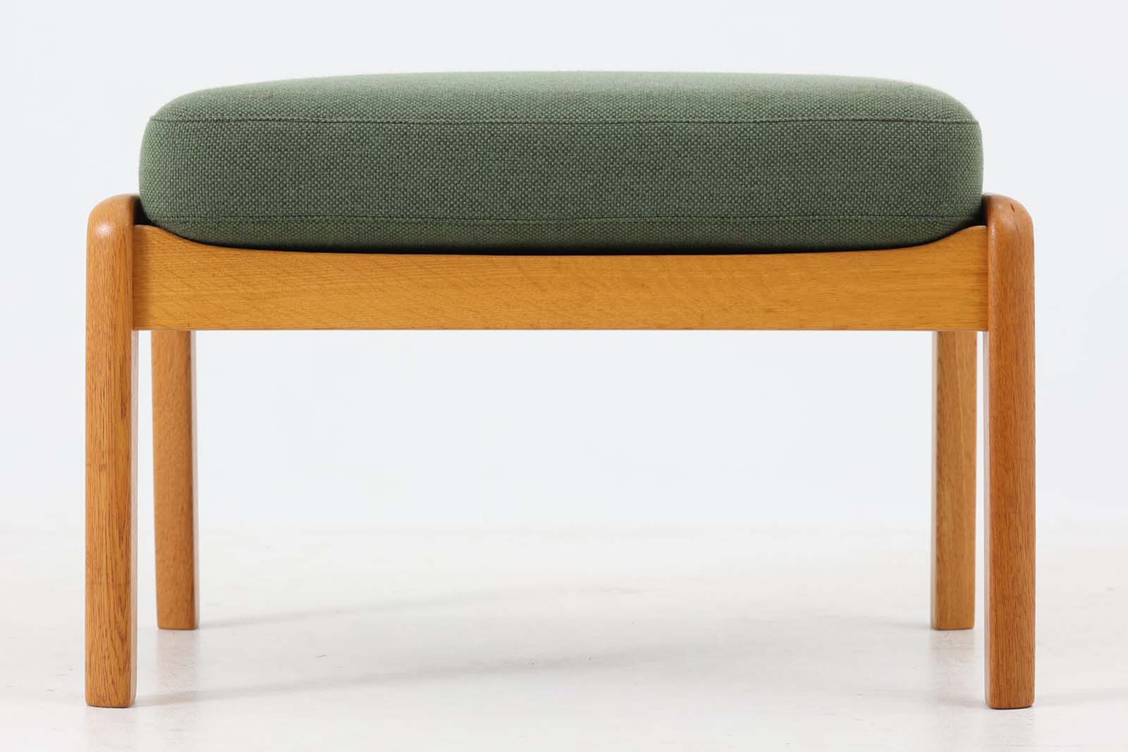 OleWanscherデザインのオットマンです。本体にはオーク材が使用されています。デンマークでmodel169のハイバックの1Pソファと一緒に使用されていました。1PソファにCADO社のロゴがございましたが、こちらのはオットマンにはロゴは元々ございませんのでご了承ください。（1Pソファは別売りです。）