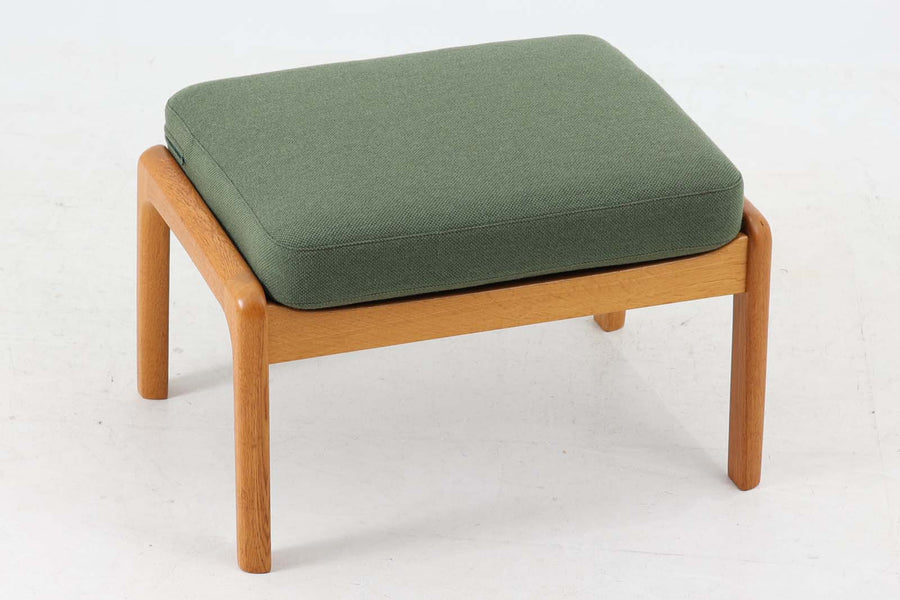 OleWanscherデザインのオットマンです。本体にはオーク材が使用されています。デンマークでmodel169のハイバックの1Pソファと一緒に使用されていました。1PソファにCADO社のロゴがございましたが、こちらのはオットマンにはロゴは元々ございませんのでご了承ください。（1Pソファは別売りです。）