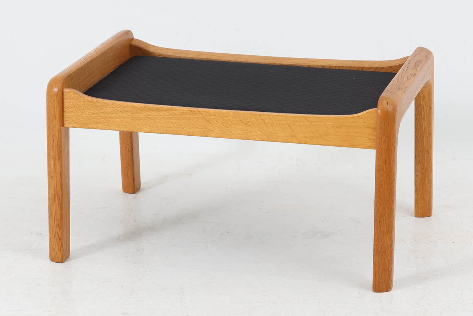 OleWanscherデザインのオットマンです。本体にはオーク材が使用されています。デンマークでmodel169のハイバックの1Pソファと一緒に使用されていました。1PソファにCADO社のロゴがございましたが、こちらのはオットマンにはロゴは元々ございませんのでご了承ください。（1Pソファは別売りです。）