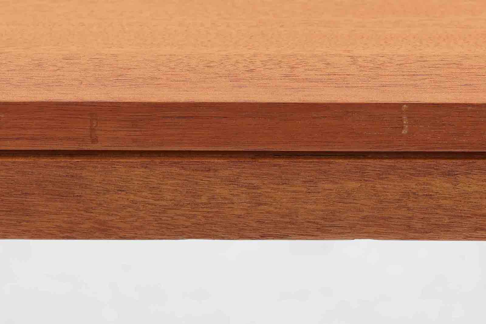 BorgemogensenやHvidt&amp;amp;mollgaardなどのデンマークを代表する建築家の収納家具が販売されているSoborgmobler社製ダイニングテーブルです。デザイナーはChristianHvidtで、一見シンプルなフォルムなのですが、木材の組み方を見せる手法でデザイン性だけでなく、強度も高めています。素材はマホガニー材が贅沢に使用されています。