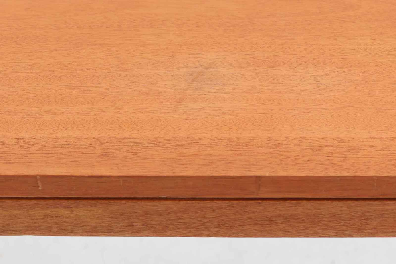 BorgemogensenやHvidt&amp;amp;mollgaardなどのデンマークを代表する建築家の収納家具が販売されているSoborgmobler社製ダイニングテーブルです。デザイナーはChristianHvidtで、一見シンプルなフォルムなのですが、木材の組み方を見せる手法でデザイン性だけでなく、強度も高めています。素材はマホガニー材が贅沢に使用されています。