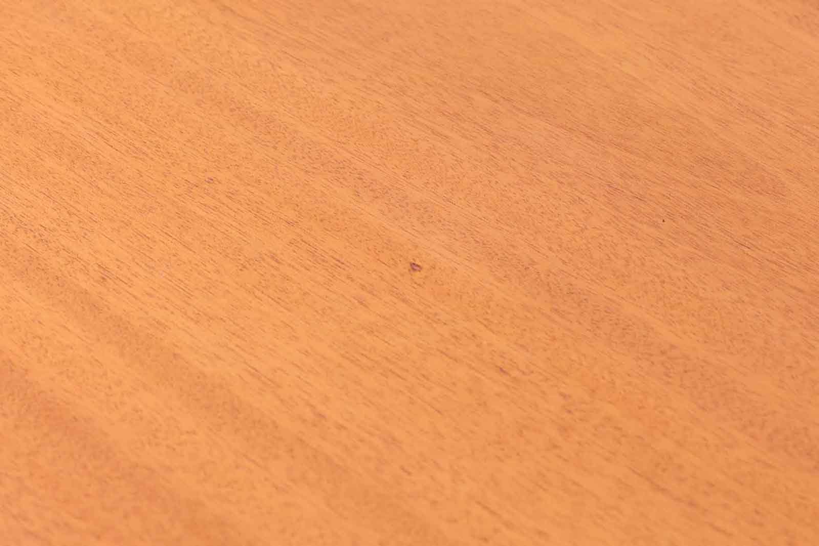 BorgemogensenやHvidt&amp;amp;mollgaardなどのデンマークを代表する建築家の収納家具が販売されているSoborgmobler社製ダイニングテーブルです。デザイナーはChristianHvidtで、一見シンプルなフォルムなのですが、木材の組み方を見せる手法でデザイン性だけでなく、強度も高めています。素材はマホガニー材が贅沢に使用されています。