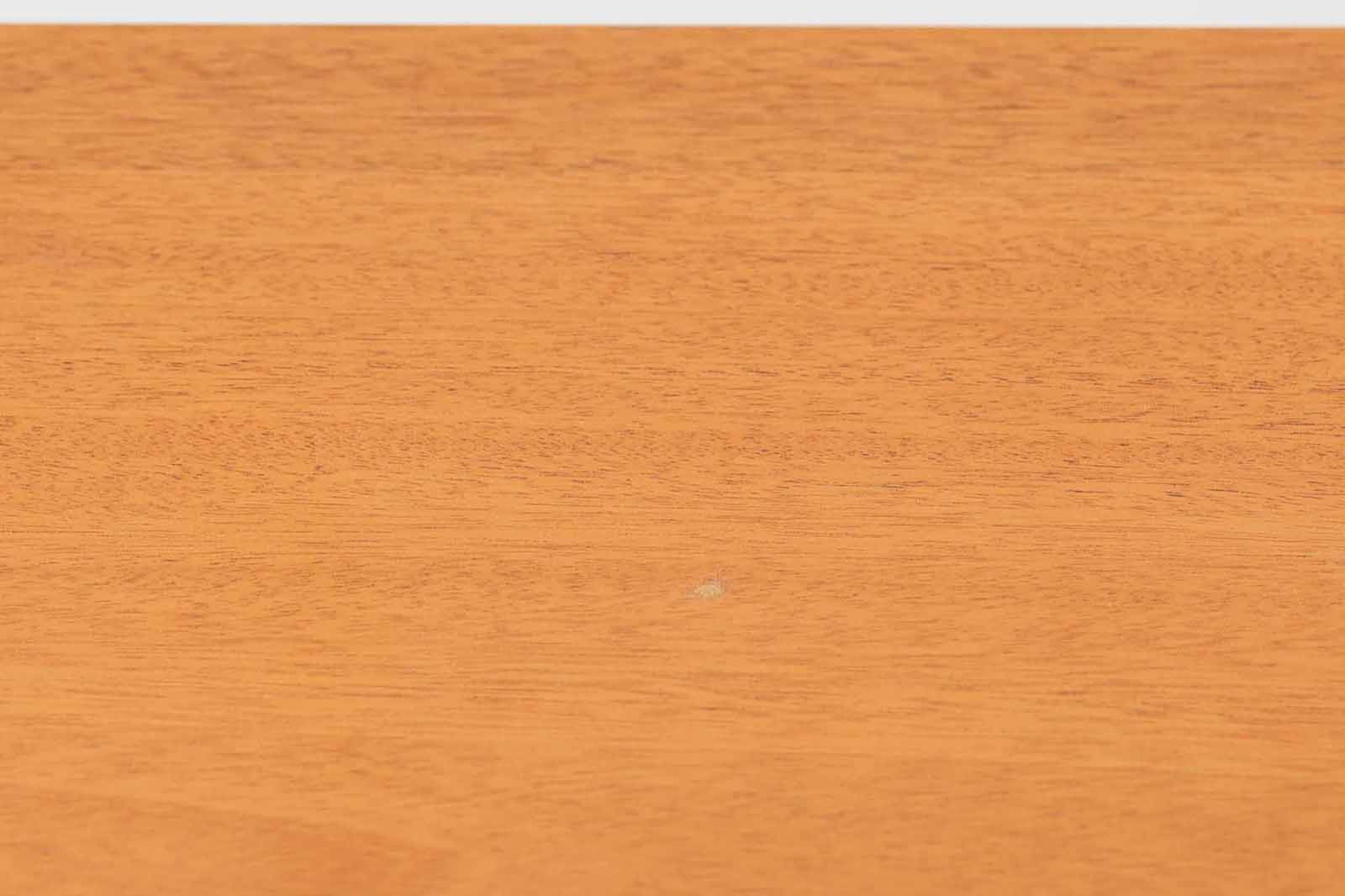 BorgemogensenやHvidt&amp;amp;mollgaardなどのデンマークを代表する建築家の収納家具が販売されているSoborgmobler社製ダイニングテーブルです。デザイナーはChristianHvidtで、一見シンプルなフォルムなのですが、木材の組み方を見せる手法でデザイン性だけでなく、強度も高めています。素材はマホガニー材が贅沢に使用されています。