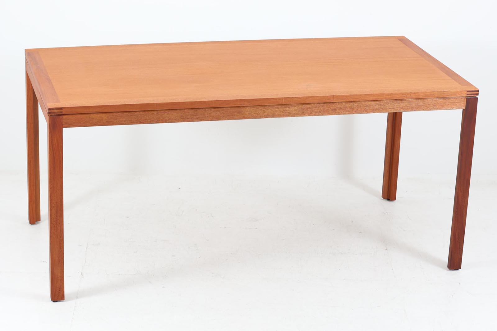 BorgemogensenやHvidt&amp;amp;mollgaardなどのデンマークを代表する建築家の収納家具が販売されているSoborgmobler社製ダイニングテーブルです。デザイナーはChristianHvidtで、一見シンプルなフォルムなのですが、木材の組み方を見せる手法でデザイン性だけでなく、強度も高めています。素材はマホガニー材が贅沢に使用されています。