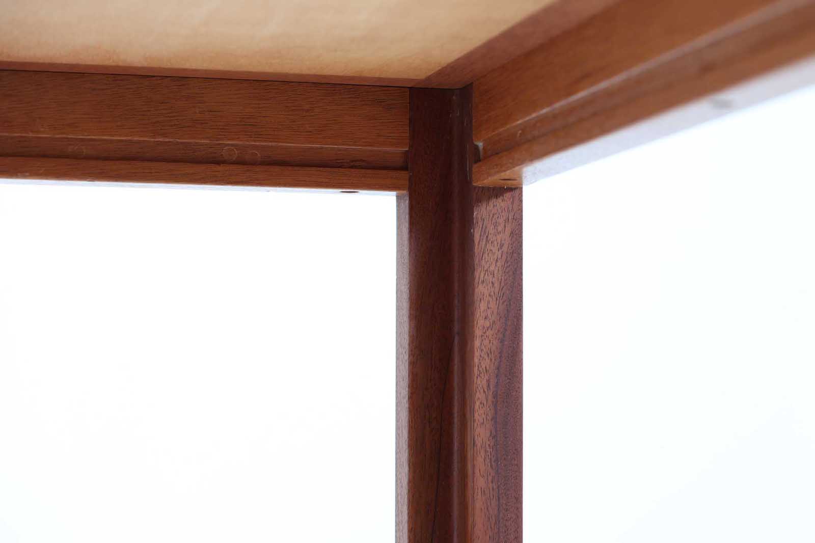 BorgemogensenやHvidt&amp;amp;mollgaardなどのデンマークを代表する建築家の収納家具が販売されているSoborgmobler社製ダイニングテーブルです。デザイナーはChristianHvidtで、一見シンプルなフォルムなのですが、木材の組み方を見せる手法でデザイン性だけでなく、強度も高めています。素材はマホガニー材が贅沢に使用されています。