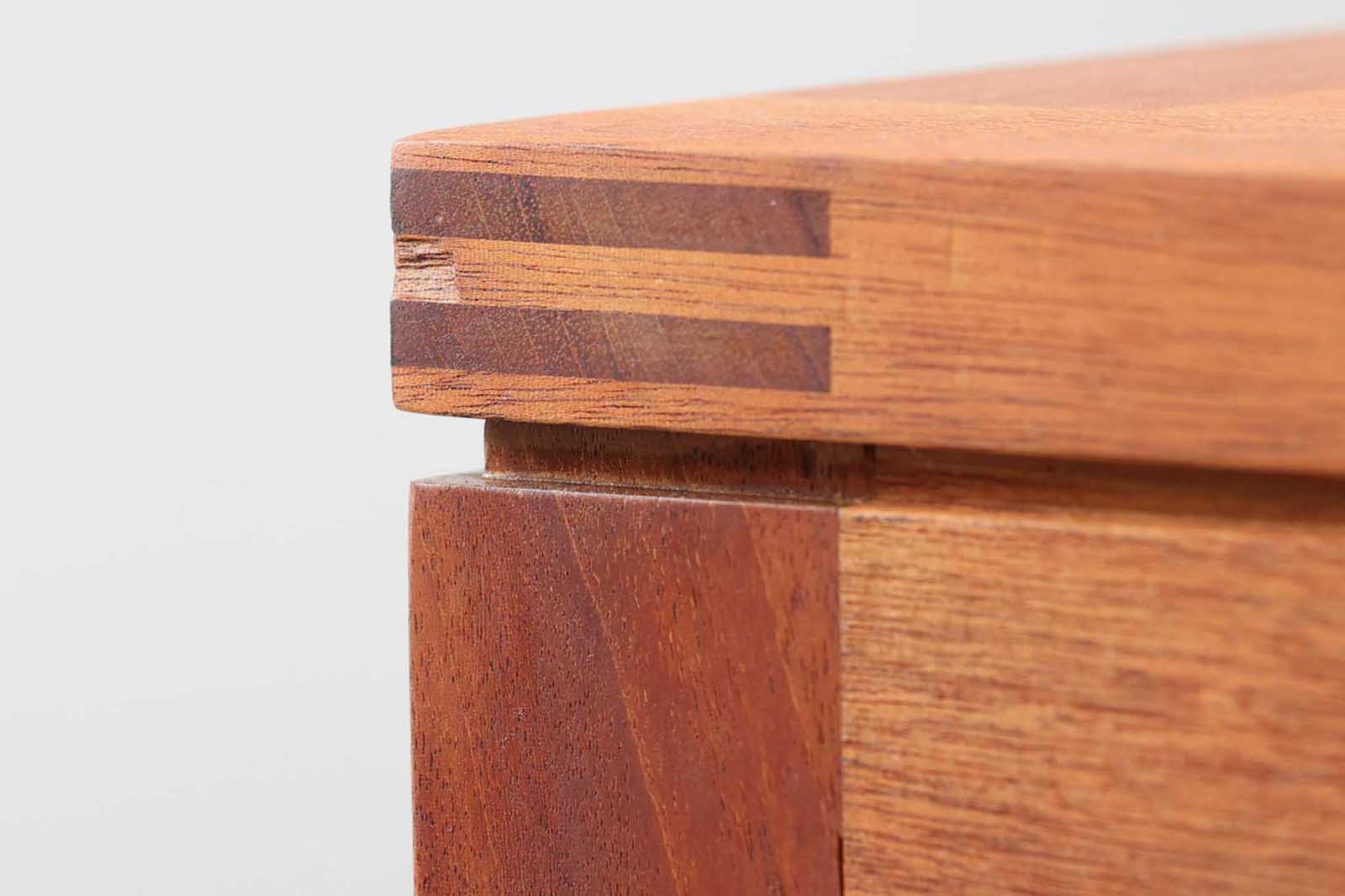 BorgemogensenやHvidt&amp;amp;mollgaardなどのデンマークを代表する建築家の収納家具が販売されているSoborgmobler社製ダイニングテーブルです。デザイナーはChristianHvidtで、一見シンプルなフォルムなのですが、木材の組み方を見せる手法でデザイン性だけでなく、強度も高めています。素材はマホガニー材が贅沢に使用されています。