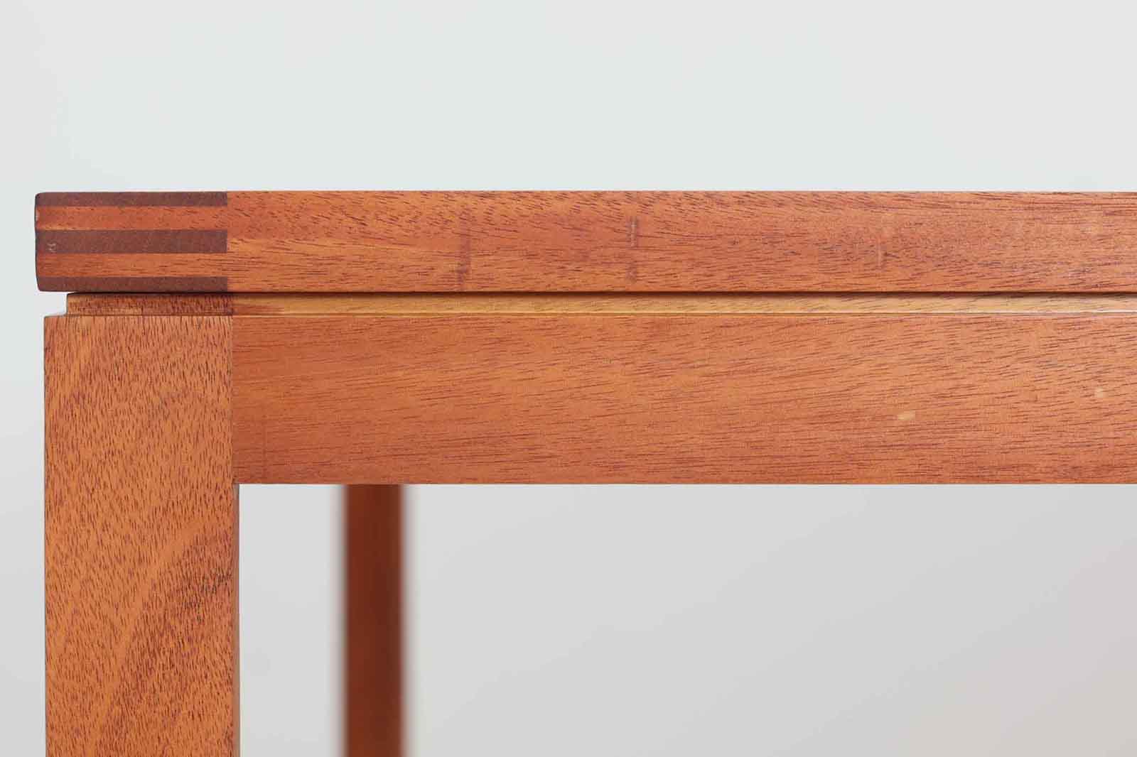 BorgemogensenやHvidt&amp;amp;mollgaardなどのデンマークを代表する建築家の収納家具が販売されているSoborgmobler社製ダイニングテーブルです。デザイナーはChristianHvidtで、一見シンプルなフォルムなのですが、木材の組み方を見せる手法でデザイン性だけでなく、強度も高めています。素材はマホガニー材が贅沢に使用されています。