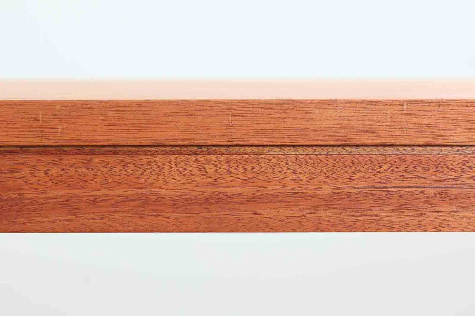 BorgemogensenやHvidt&amp;amp;mollgaardなどのデンマークを代表する建築家の収納家具が販売されているSoborgmobler社製ダイニングテーブルです。デザイナーはChristianHvidtで、一見シンプルなフォルムなのですが、木材の組み方を見せる手法でデザイン性だけでなく、強度も高めています。素材はマホガニー材が贅沢に使用されています。