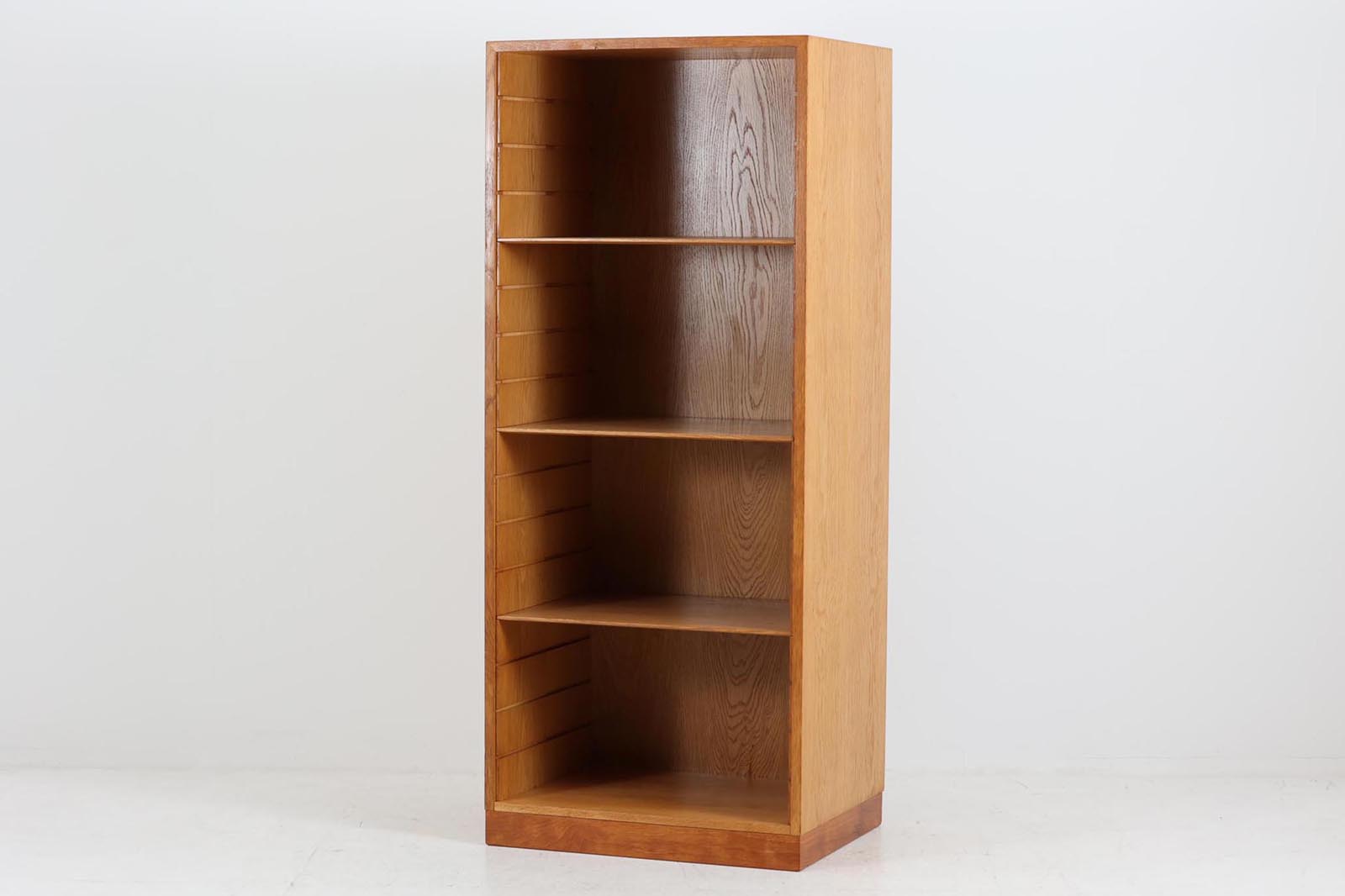 北欧より買い付けたブックシェルフです。小ぶりで使い勝手が良さそうです。良質なオーク材が使用されており、同じデザインの物よりしっかりとした造りで重量感がございます。