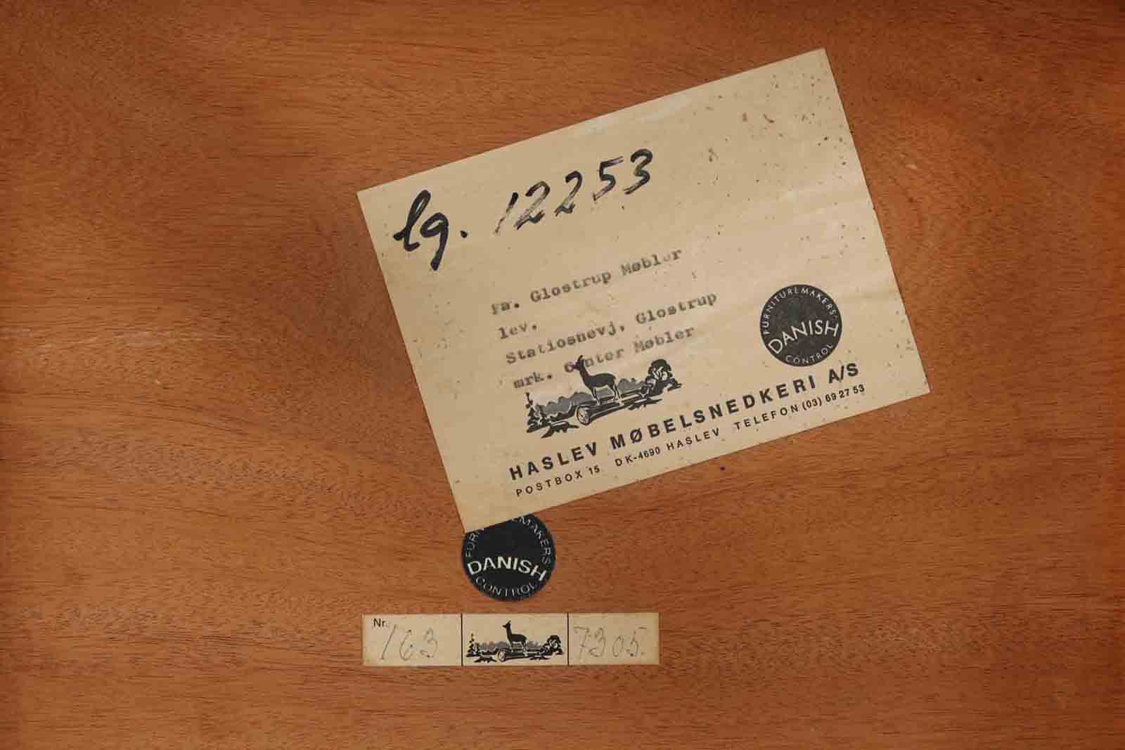 北欧より買い付けたサイドテーブルです。天板と脚の角はトメ加工が施されています。SeverinHansenJr.の代表的なデザインです。希少なオーク材のモデルです。