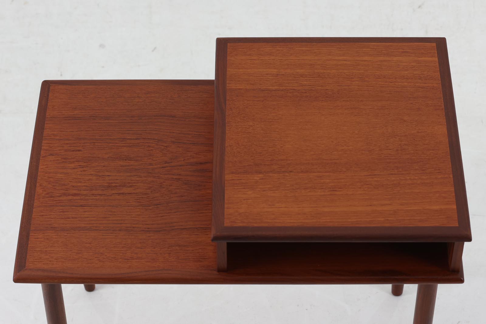 デンマークより買い付けたサイドテーブルです。電話台やFAX台としてもご使用いただけます。小ぶりで可愛らしいデザインです。