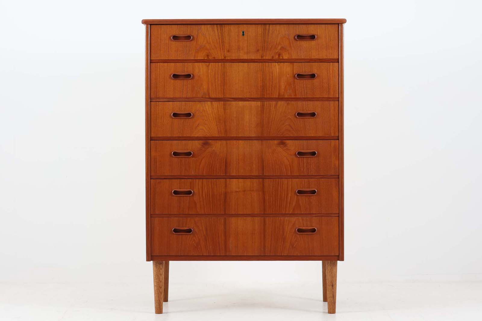 北欧より買い付けた6段チェストです。正面から見ると綺麗に揃ったチーク材の木目が素敵です。脚にはオーク材が使用されており組み合わせも素敵です。