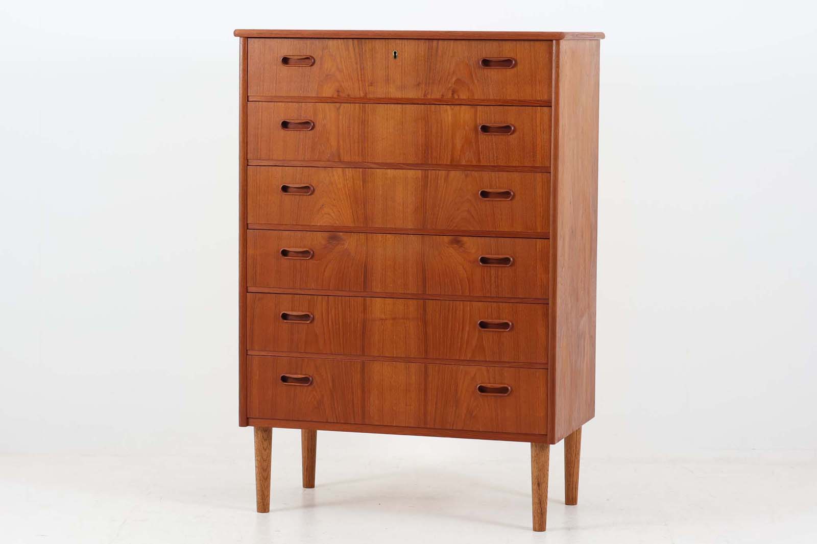 北欧より買い付けた6段チェストです。正面から見ると綺麗に揃ったチーク材の木目が素敵です。脚にはオーク材が使用されており組み合わせも素敵です。