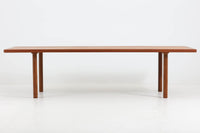デンマークより買い付けたウェグナーによる「AT12」センターテーブルです。幅が185cmと大きいため、大型のソファと相性が良いと思います。天板はチーク材、脚はオーク材のモデルとなっています。