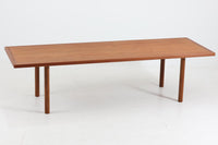 デンマークより買い付けたウェグナーによる「AT12」センターテーブルです。幅が185cmと大きいため、大型のソファと相性が良いと思います。天板はチーク材、脚はオーク材のモデルとなっています。