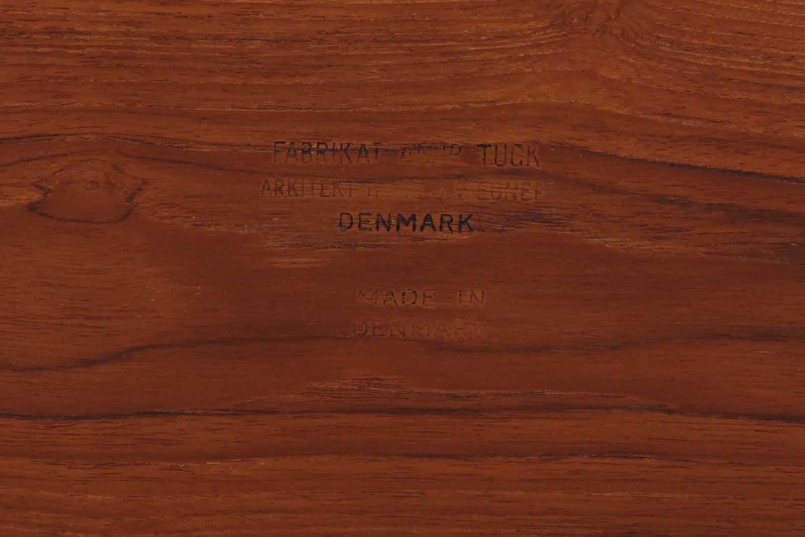 デンマークより買い付けたウェグナーによる「AT12」センターテーブルです。幅が185cmと大きいため、大型のソファと相性が良いと思います。天板はチーク材、脚はオーク材のモデルとなっています。