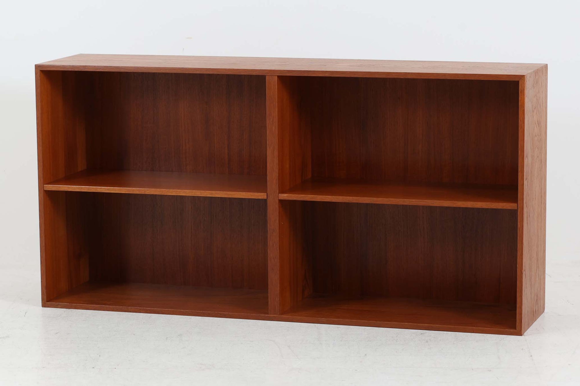 北欧より買い付けたブックシェルフです。本体には良質なチーク材が使用されています。